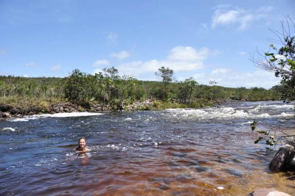 Refrescando-se em um delicioso rio próximo a estrada que corta a Gran Sabana, na Venezuela